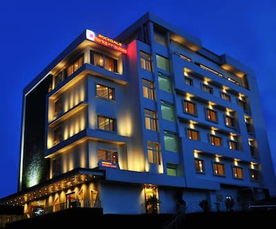 https://imgcld.yatra.com/ytimages/image/upload/t_hotel_yatra_city_desktop/v1455617996/Domestic Hotels/Hotels_Visakhapatnam/Rockdale Clarks INN/Hotel_Exterior_2.jpg